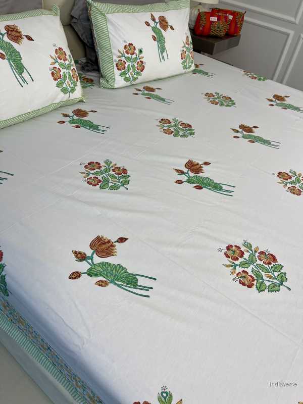 Included in the green red bedding set a flat sheet and two pillowcases in pure cotton and hand block print