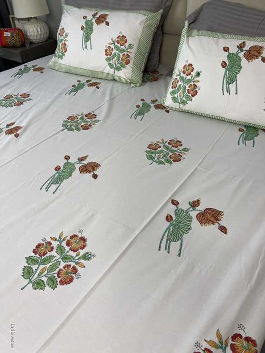 Included in the green red bedding set a flat sheet and two pillowcases in pure cotton and hand block print