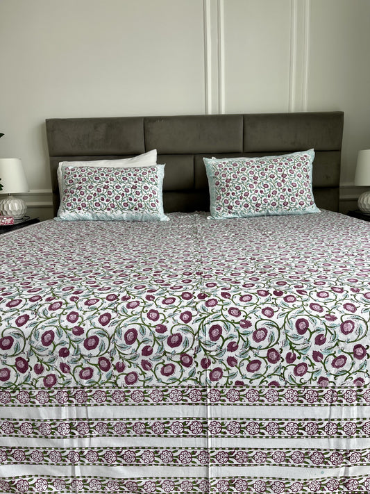 Included in the turquoise set Purple Wisteria a flat sheet and two pillowcases in pure cotton and handblock printed