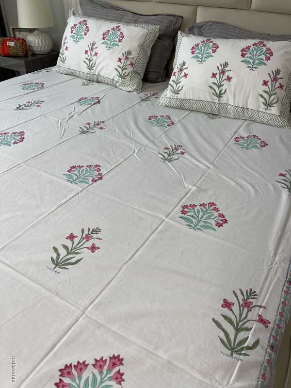 Included in the pink turquoise bedding set a flat sheet and two pillowcases in pure cotton and hand block print