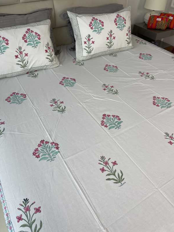Included in the pink turquoise bedding set a flat sheet and two pillowcases in pure cotton and hand block print