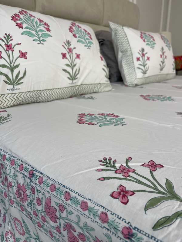 Included in the pink turquoise bedding set a flat sheet and two pillowcases in pure cotton and hand block print