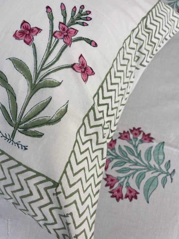 Included in the pink turquoise bedding set a flat sheet and two pillowcases in pure cotton and hand block print