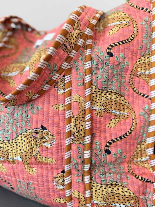 Quilted tote bag with leopard pattern on a pink background