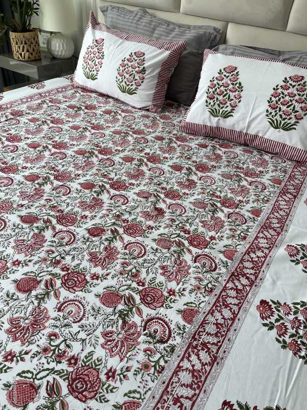 Included in the green red bedding set a flat sheet and two pillowcases in pure cotton and hand block print