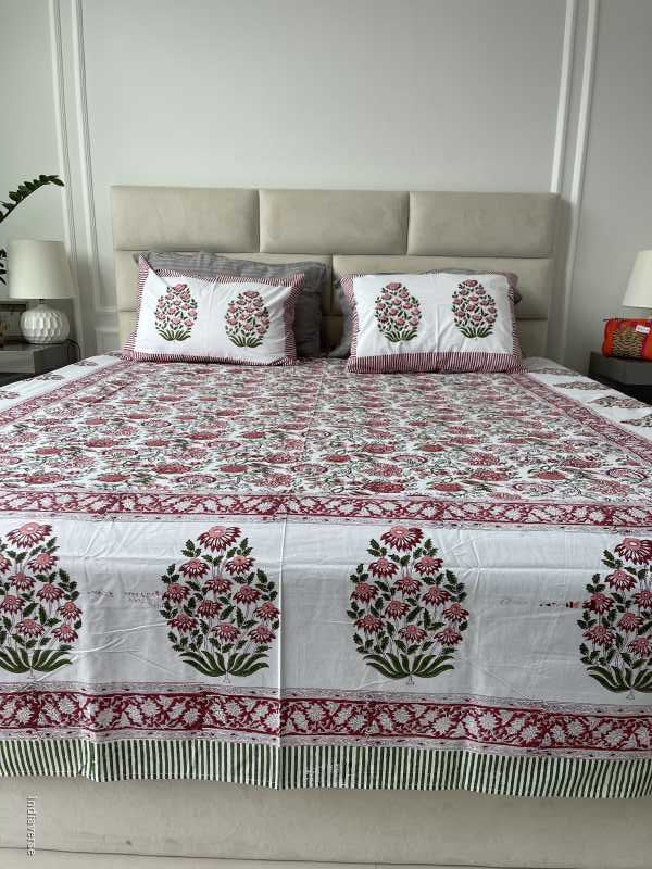 Included in the green red bedding set a flat sheet and two pillowcases in pure cotton and hand block print