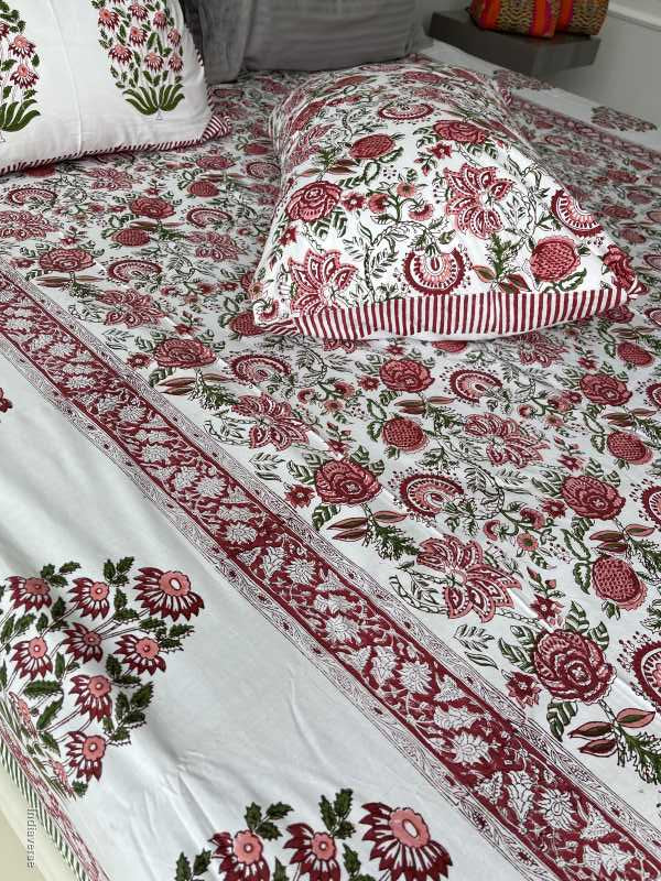 Included in the green red bedding set a flat sheet and two pillowcases in pure cotton and hand block print