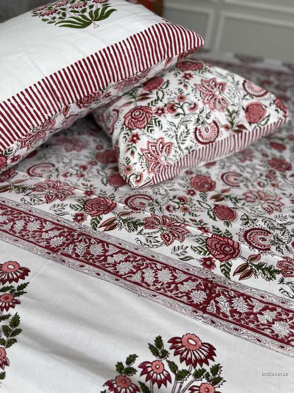 Included in the green red bedding set a flat sheet and two pillowcases in pure cotton and hand block print