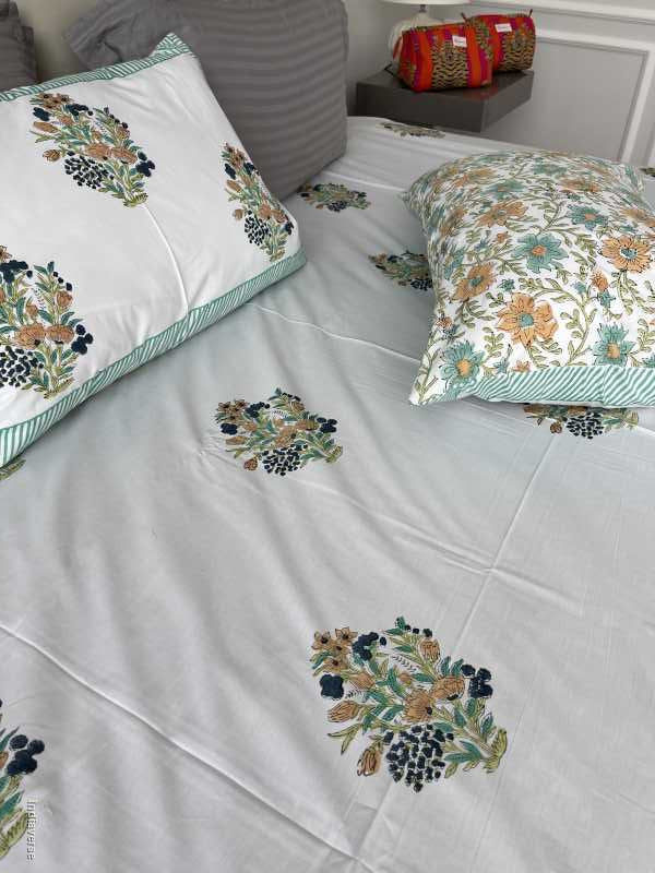 Included in the green beige bedding set a flat sheet and two pillowcases in pure cotton and hand block print