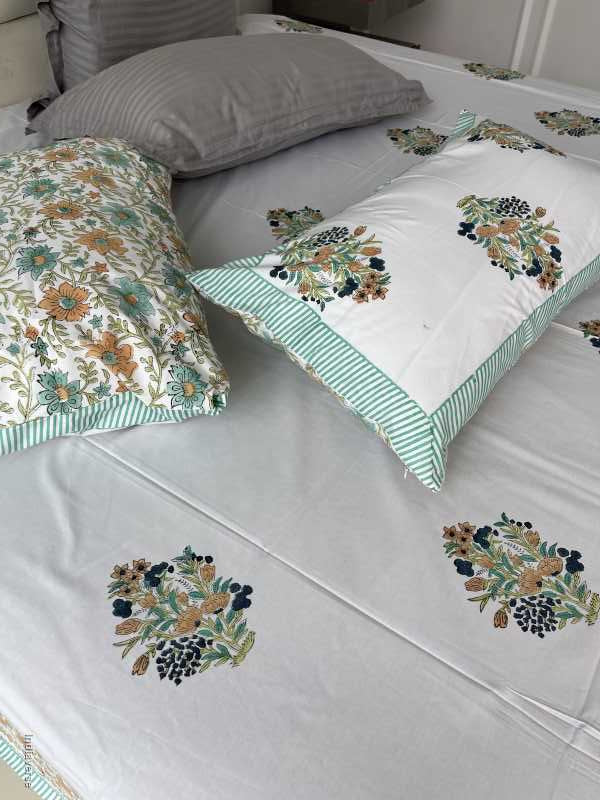 Included in the green beige bedding set a flat sheet and two pillowcases in pure cotton and hand block print