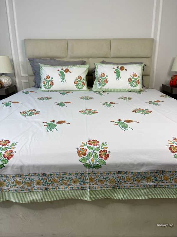 Included in the green red bedding set a flat sheet and two pillowcases in pure cotton and hand block print