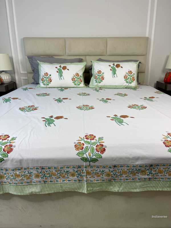 Included in the green red bedding set a flat sheet and two pillowcases in pure cotton and hand block print