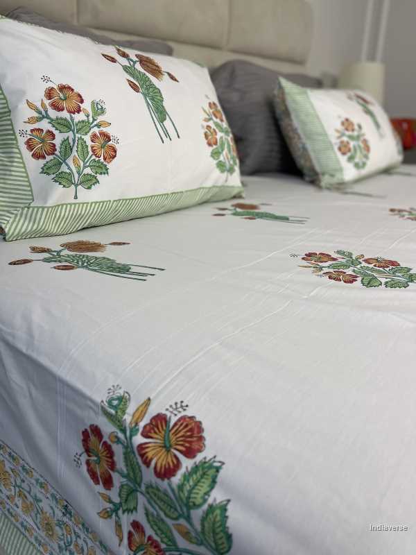 Included in the green red bedding set a flat sheet and two pillowcases in pure cotton and hand block print