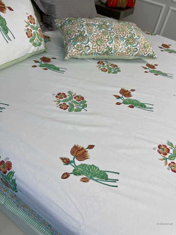 Included in the green red bedding set a flat sheet and two pillowcases in pure cotton and hand block print