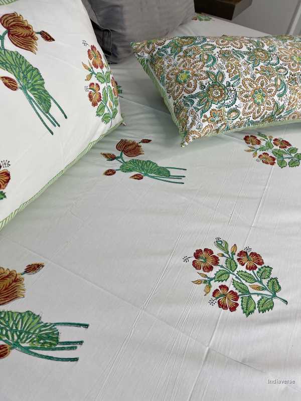 Included in the green red bedding set a flat sheet and two pillowcases in pure cotton and hand block print