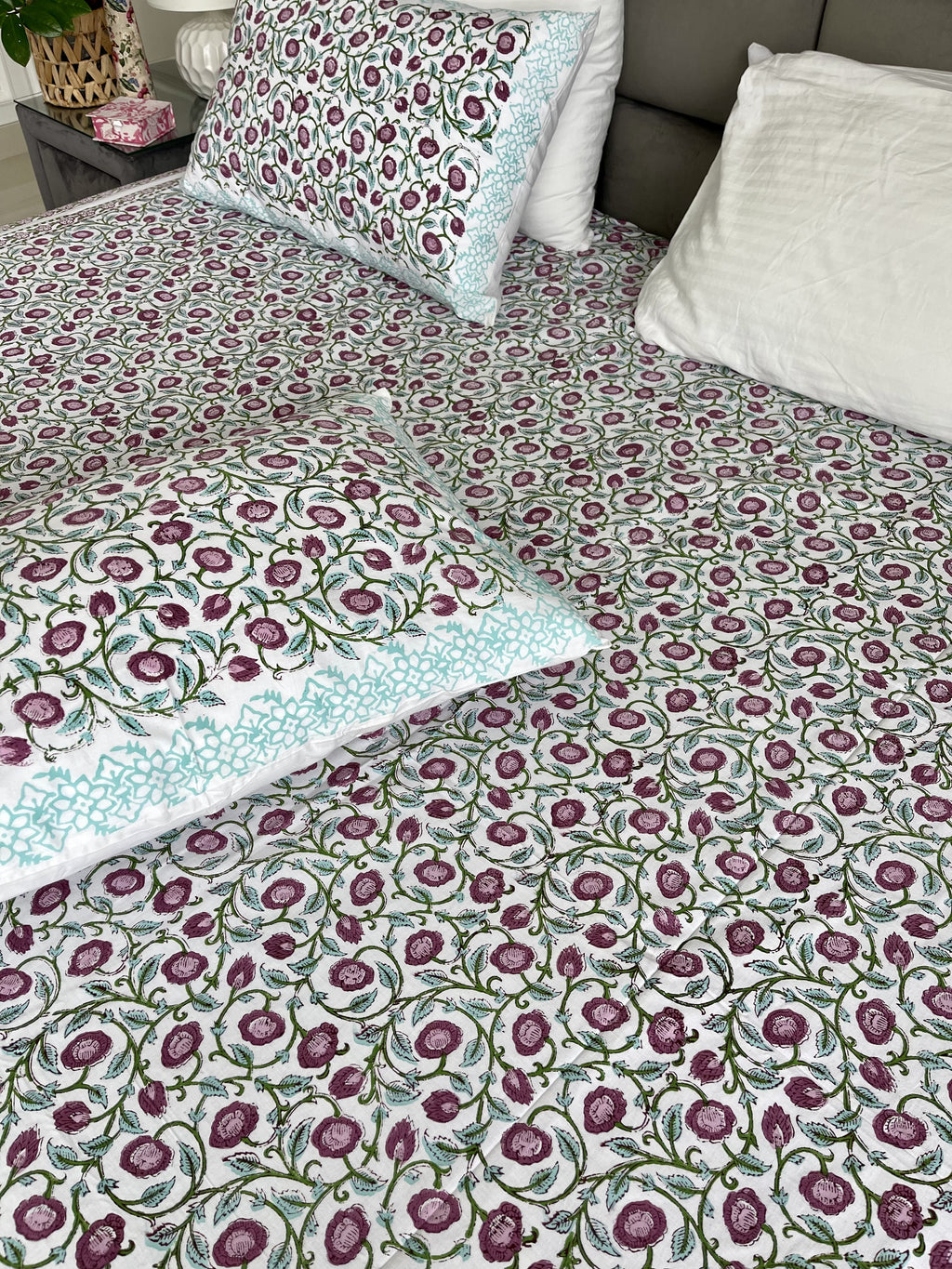 Included in the turquoise set Purple Wisteria a flat sheet and two pillowcases in pure cotton and handblock printed