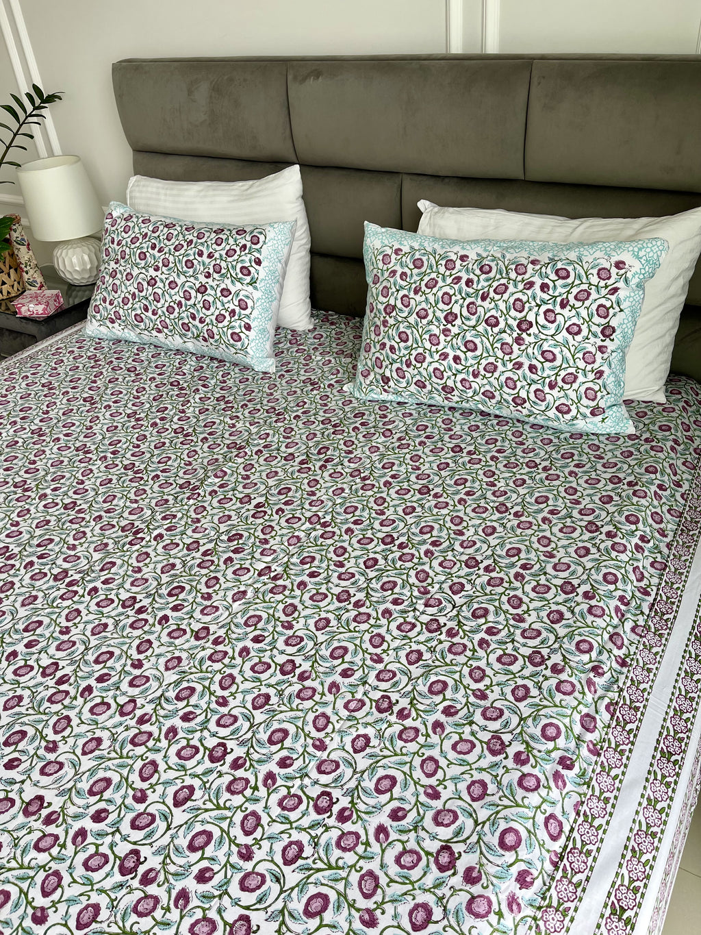 Included in the turquoise set Purple Wisteria a flat sheet and two pillowcases in pure cotton and handblock printed