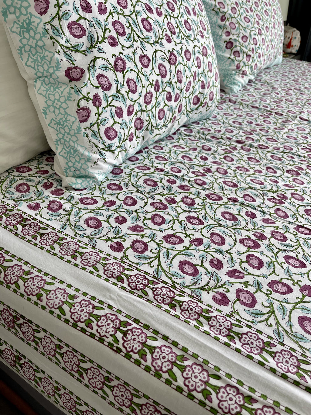Included in the turquoise set Purple Wisteria a flat sheet and two pillowcases in pure cotton and handblock printed