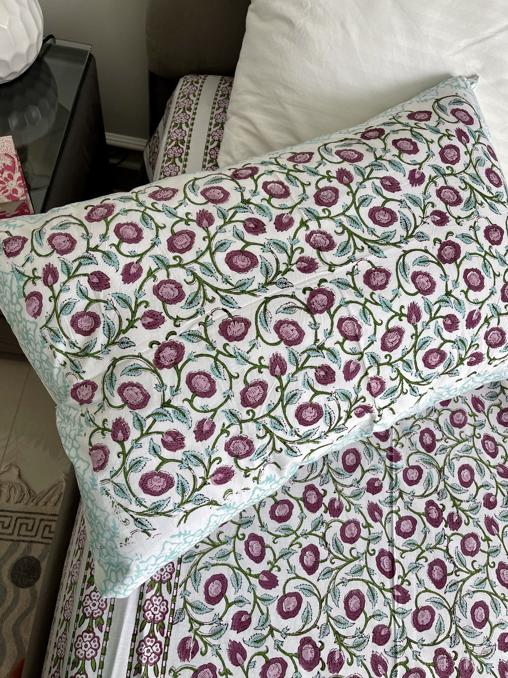 Included in the turquoise set Purple Wisteria a flat sheet and two pillowcases in pure cotton and handblock printed