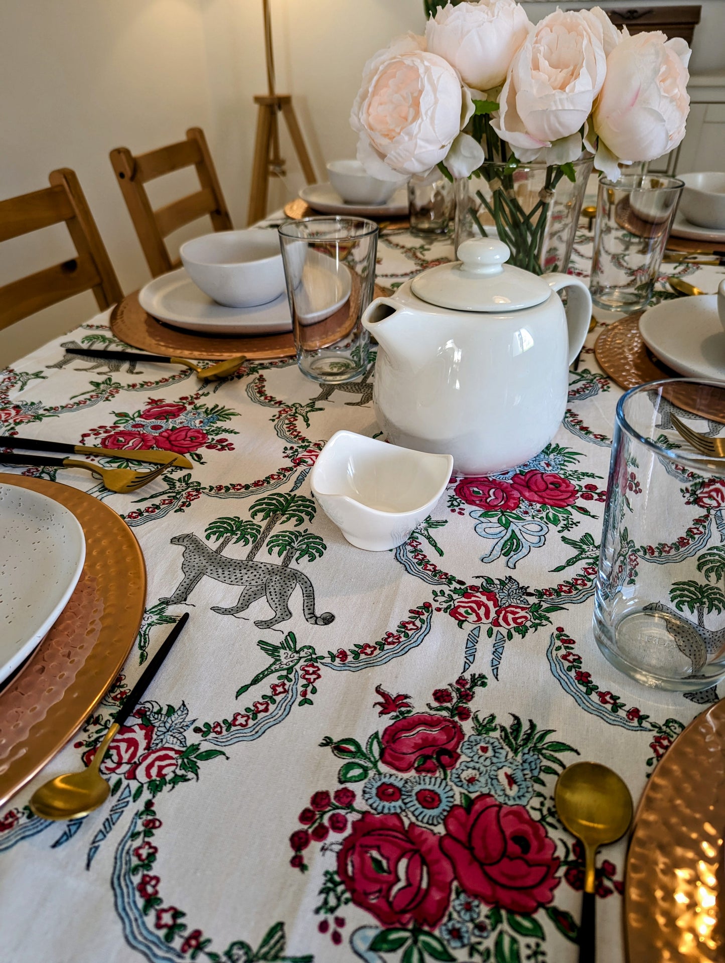 table cover with colonial leopard design(3)