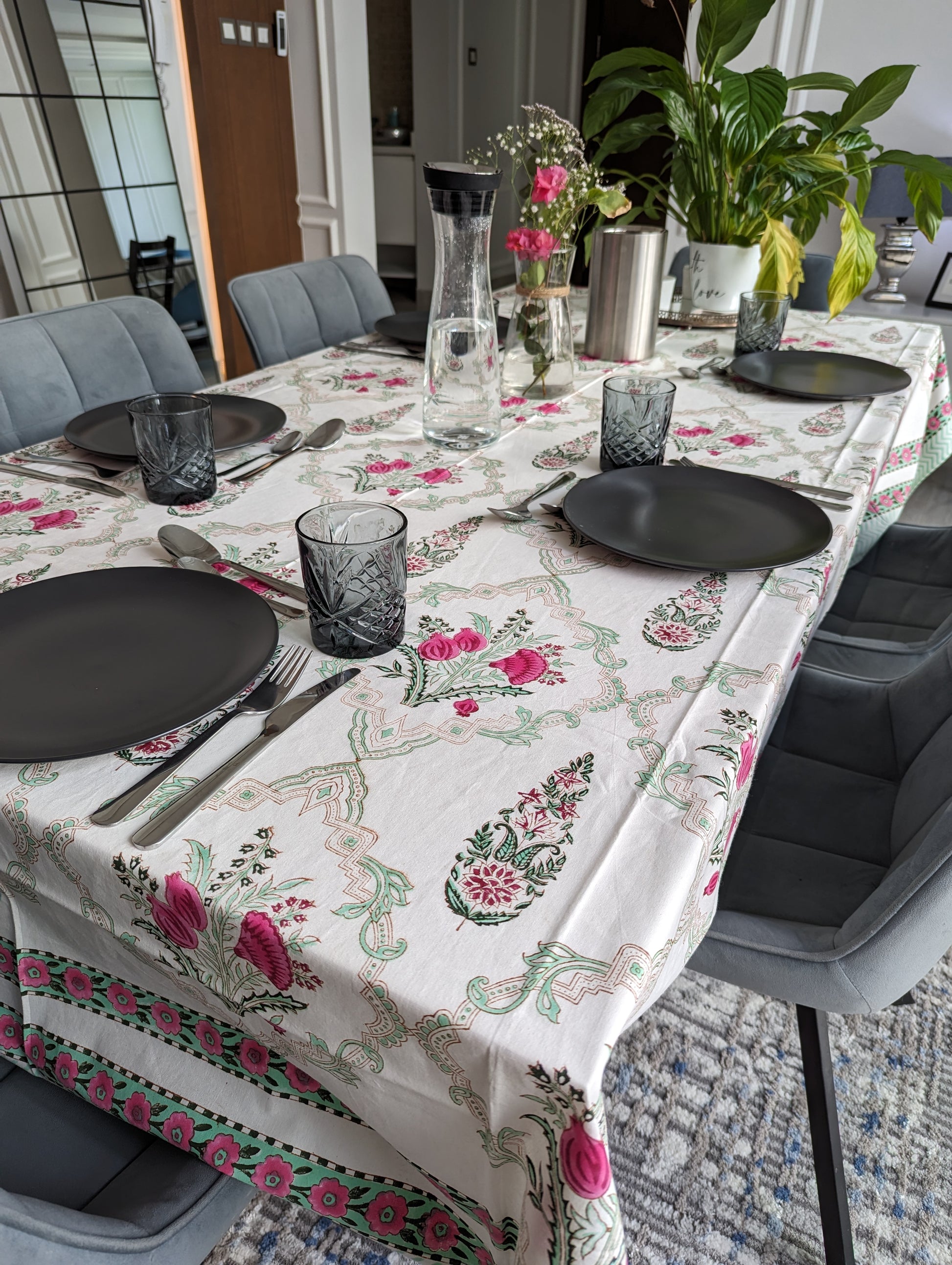 table cover with elegant rose design(4)