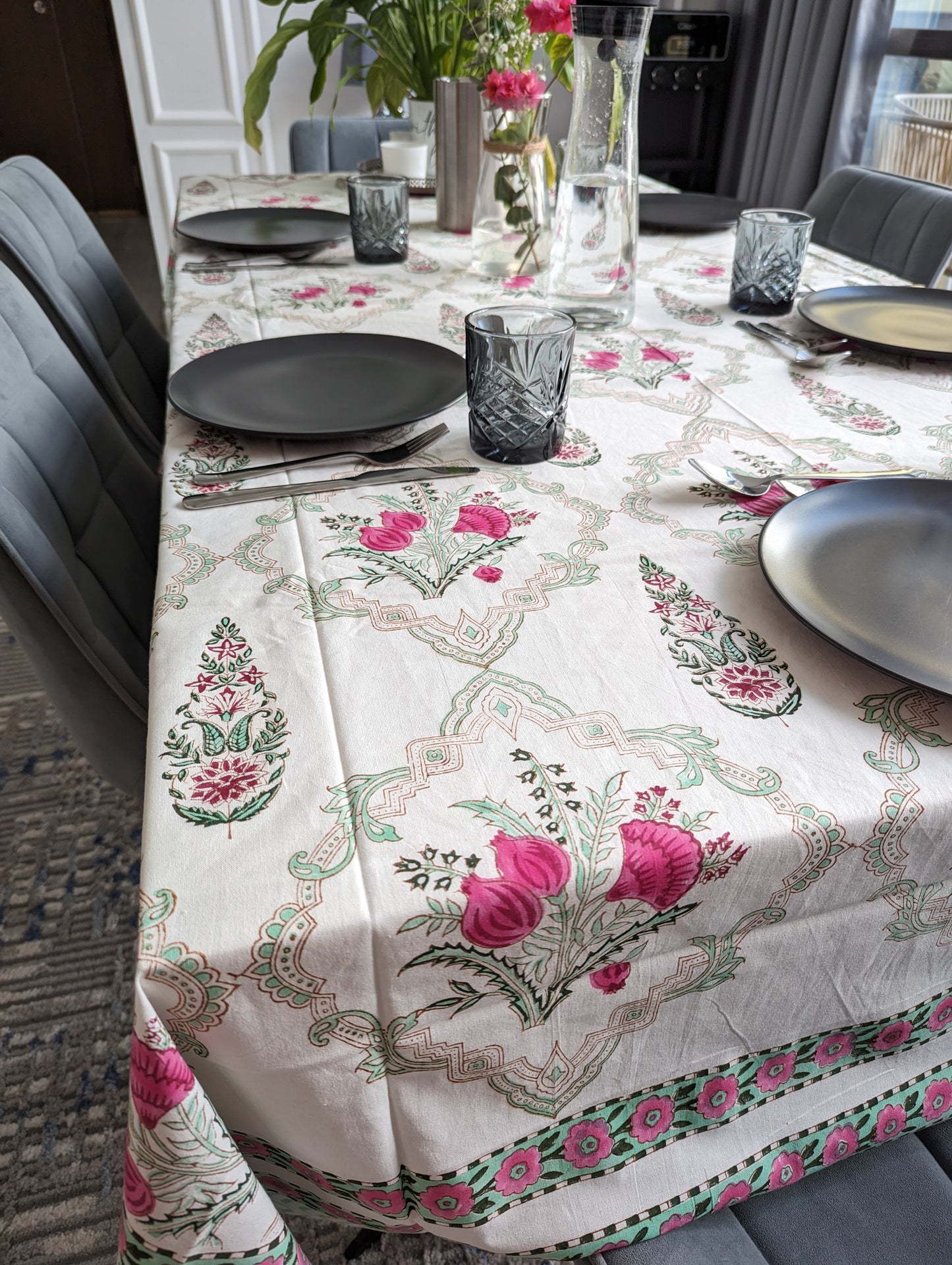 table cover with elegant rose design(3)