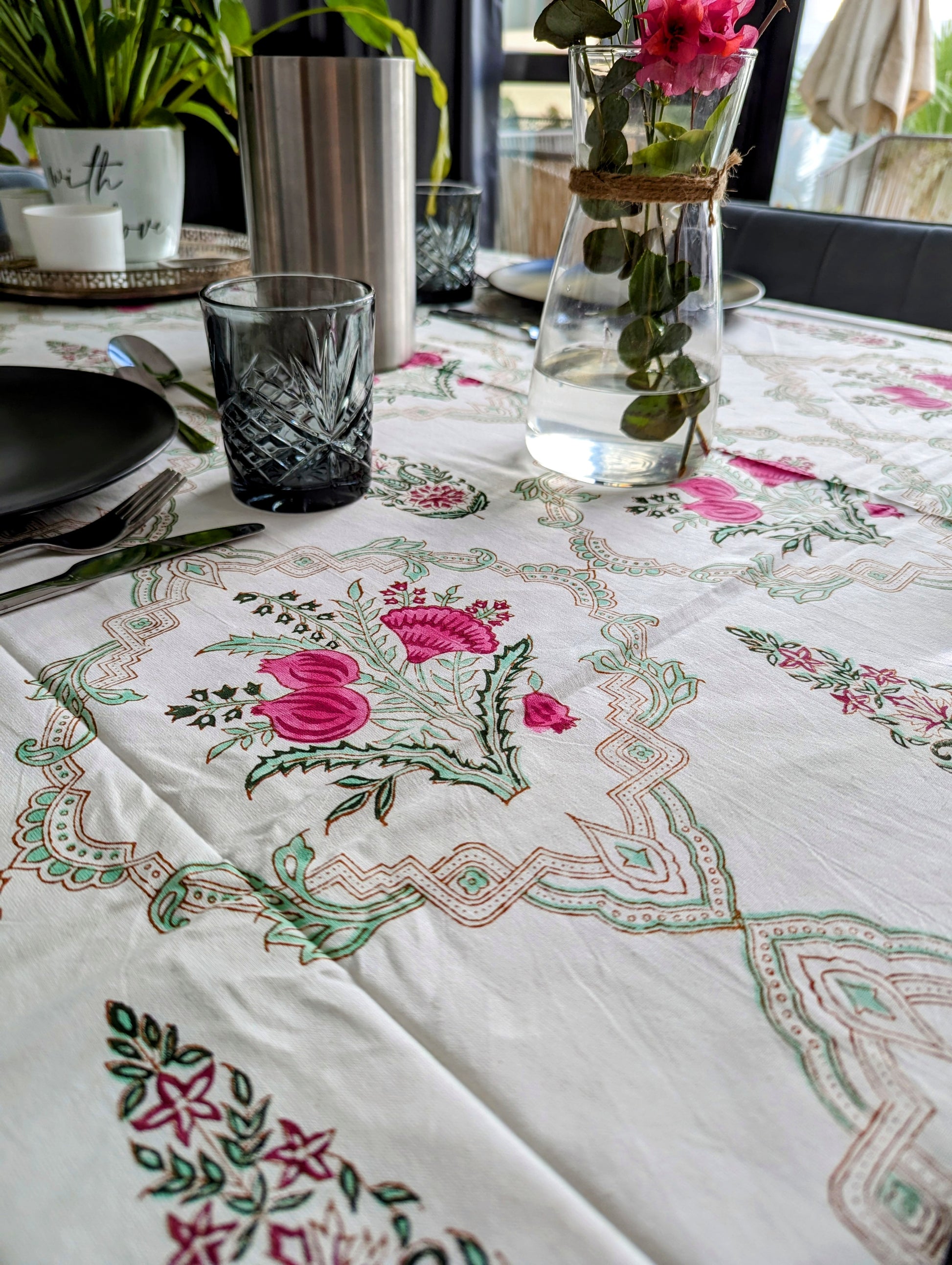 table cover with elegant rose design(2)