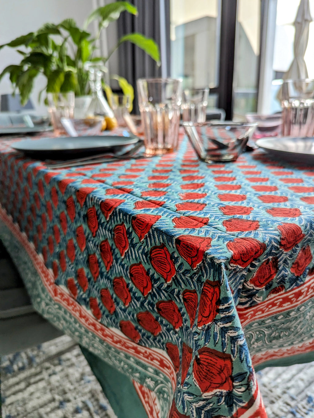 table cover with ocean of roses design(1)