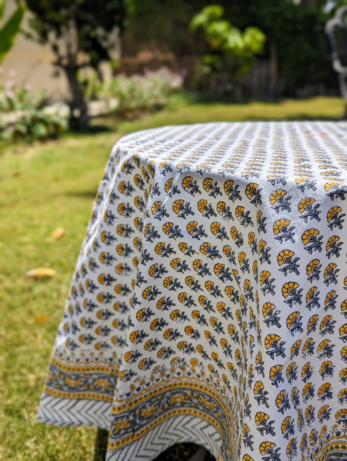 round-table-cloth-yellow-flowers(4)