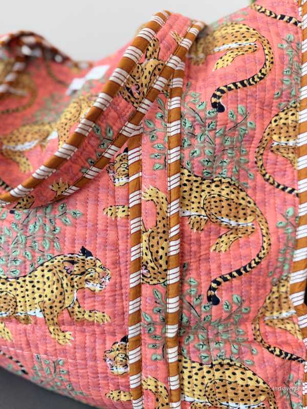 Quilted tote bag with leopard pattern on a pink background