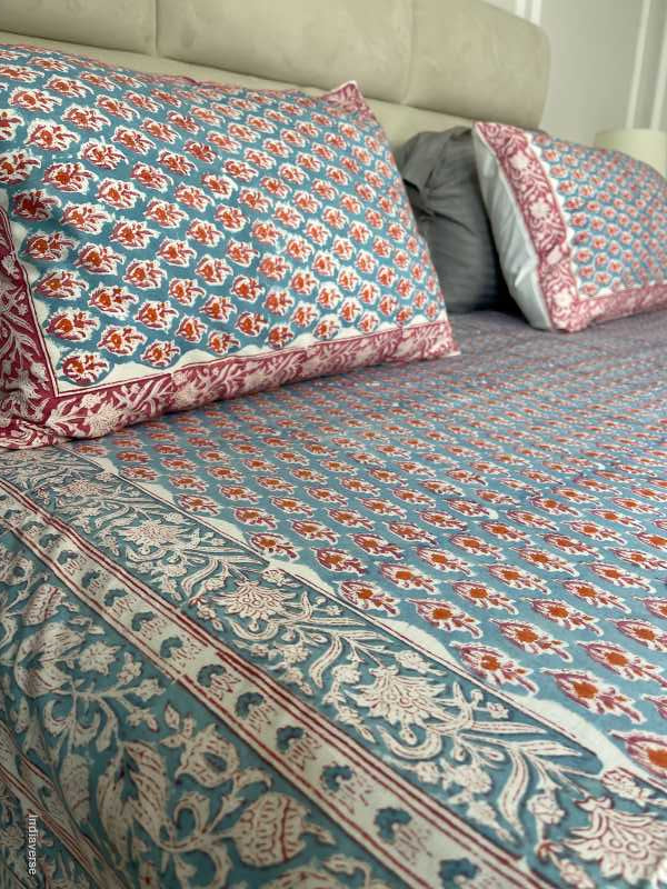Included in the pink turquoise bedding set a flat sheet and two pillowcases in pure cotton and hand block print