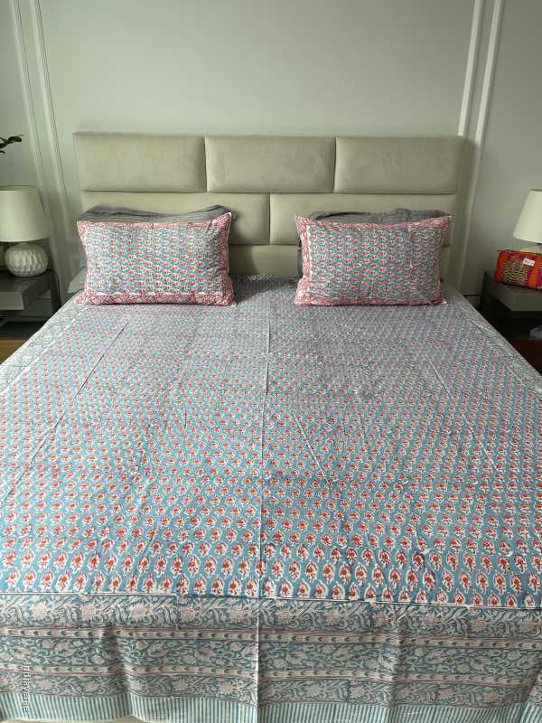 Included in the pink turquoise bedding set a flat sheet and two pillowcases in pure cotton and hand block print
