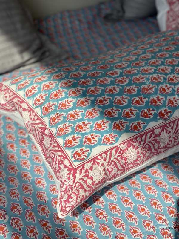 Included in the pink turquoise bedding set a flat sheet and two pillowcases in pure cotton and hand block print
