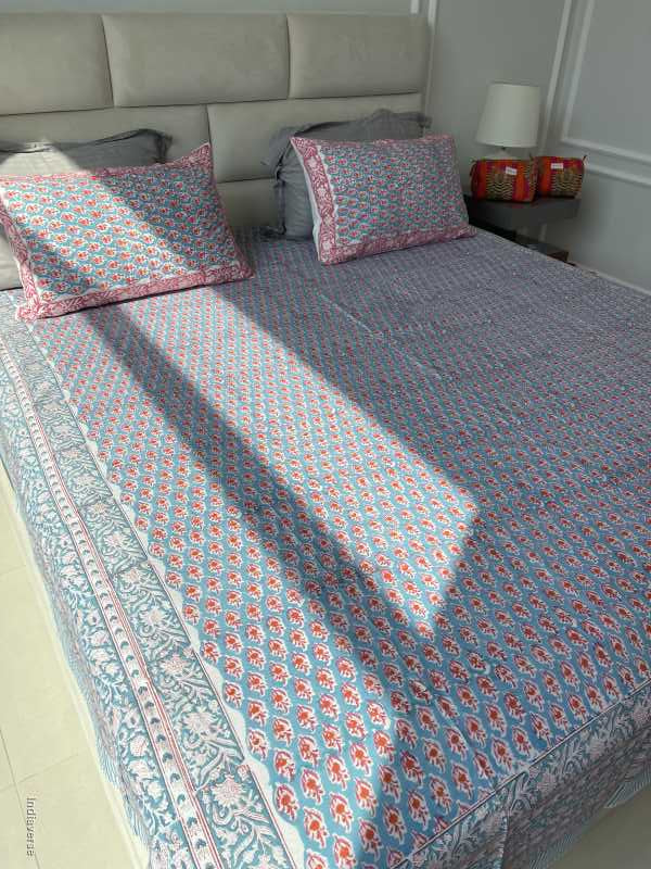 Included in the pink turquoise bedding set a flat sheet and two pillowcases in pure cotton and hand block print