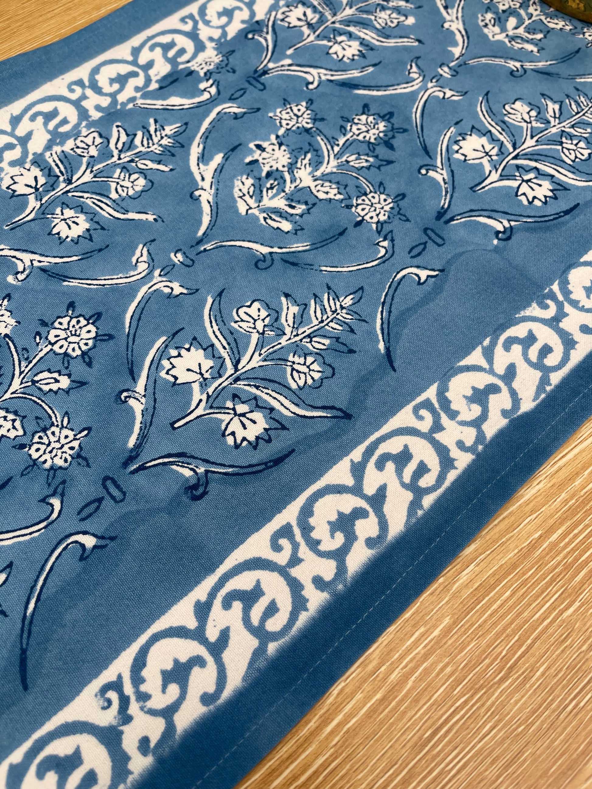 table-runner-sky-blue(2)