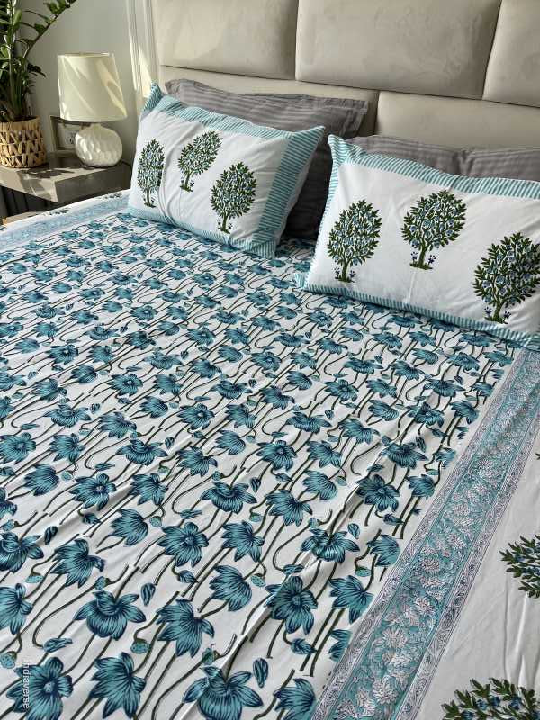 Included in the green turquoise bedding set a flat sheet and two pillowcases in pure cotton and hand block print