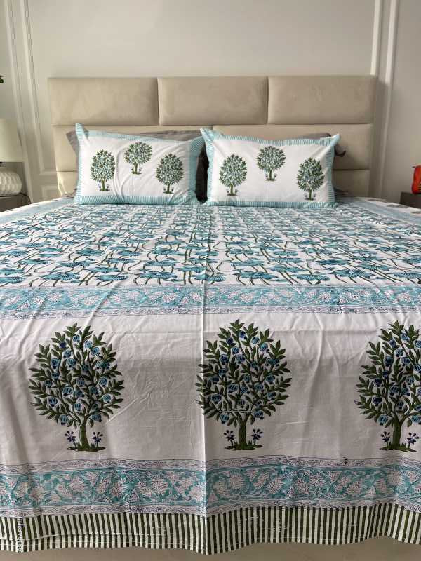 Included in the green turquoise bedding set a flat sheet and two pillowcases in pure cotton and hand block print